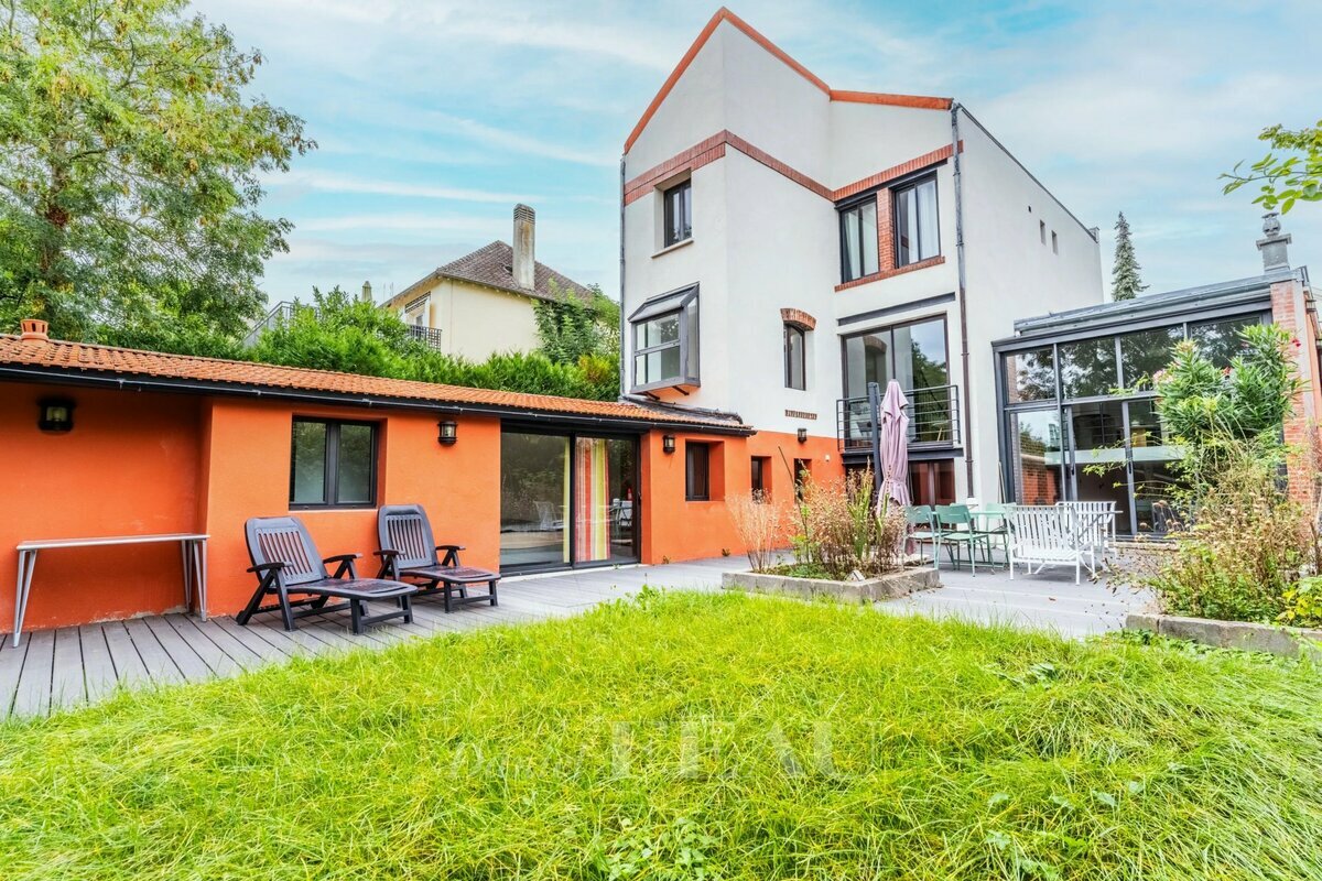 4 bedrooms Castles in Saint-Cloud, France No. 122523