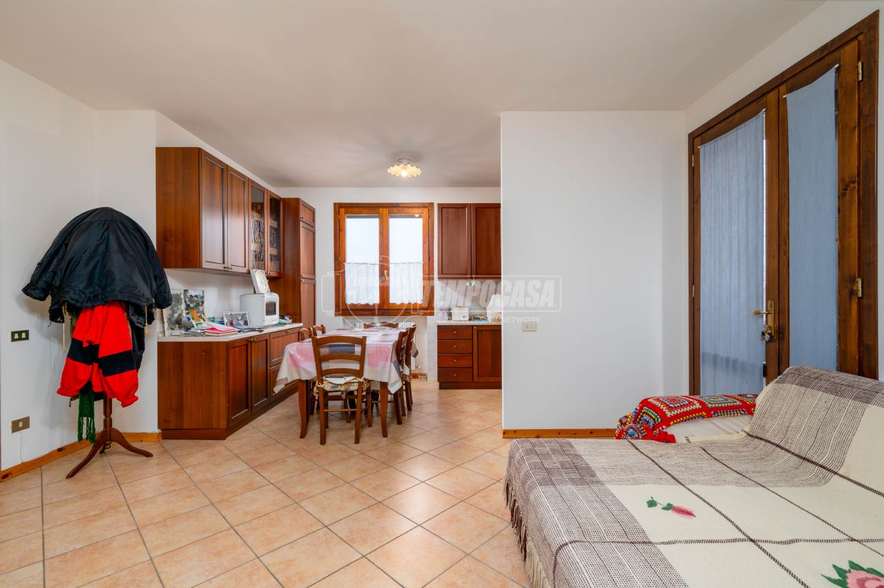 Apartamento de 2 dormitorios en Montese, Italy No. 67926