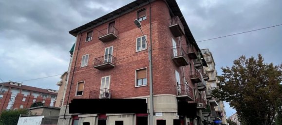 3 rooms Commercial property in Turin, Italy No. 111745 2