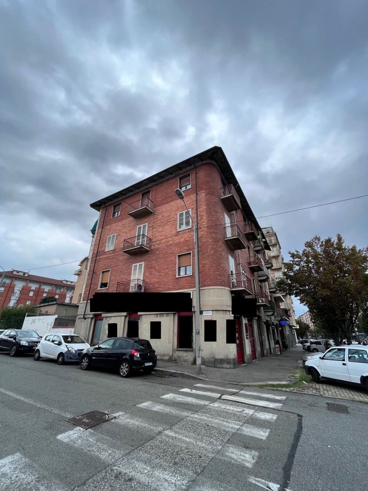 3 rooms Commercial property in Turin, Italy No. 111745