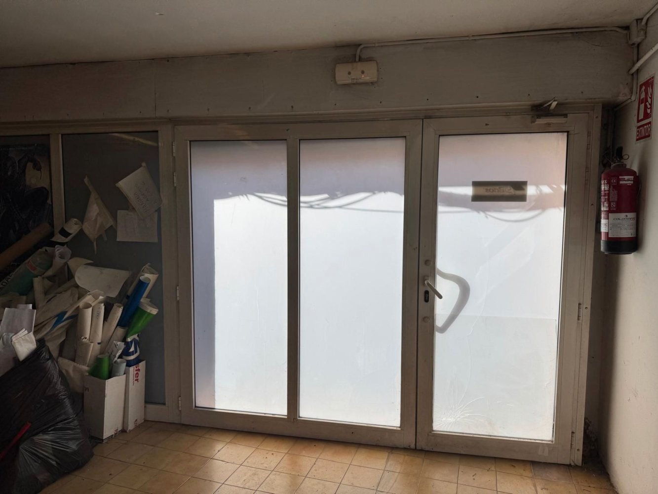 180m² Commercial property in Santa Coloma de Gramenet, Spain No. 252748