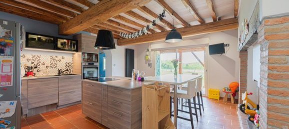 3 bedrooms House in Thil, France No. 335427 2