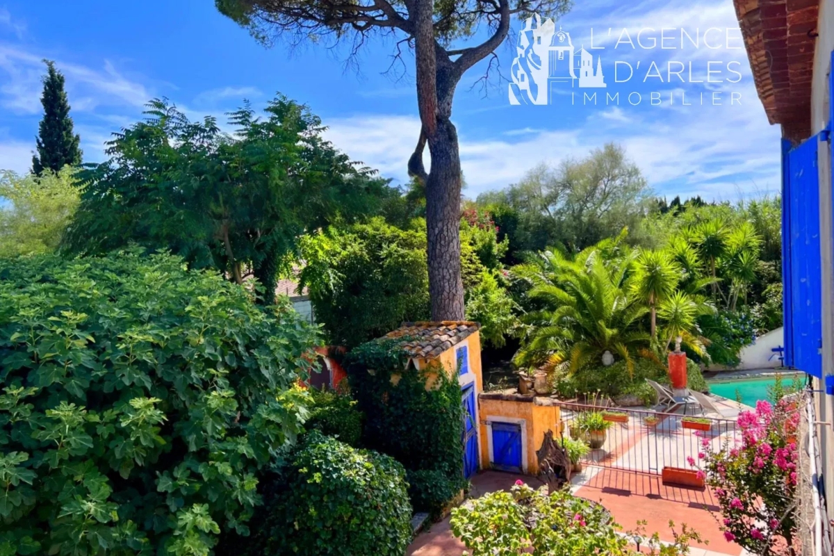 Casa de 12 habitaciónes en Arles, France No. 285584