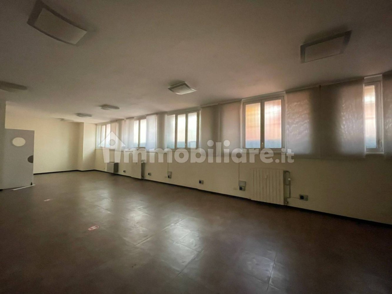 5 rooms Commercial property in Milan, Italy No. 247126