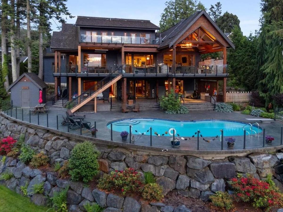 4 bedrooms House in British Columbia, Canada No. 183