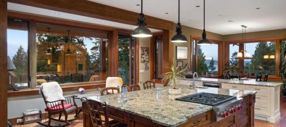 4 bedrooms House in British Columbia, Canada No. 183 9