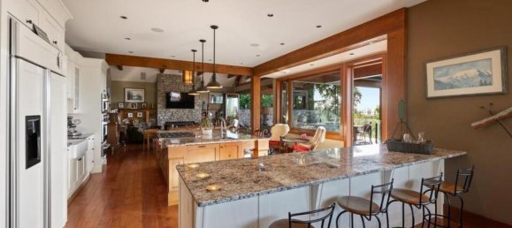 4 bedrooms House in British Columbia, Canada No. 183 11