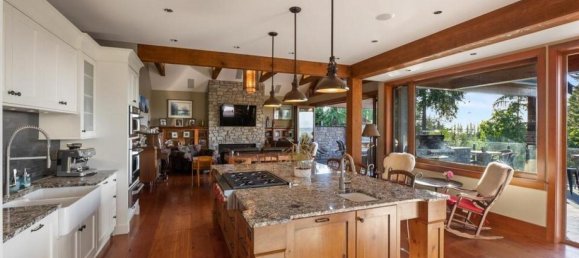 4 bedrooms House in British Columbia, Canada No. 183 10