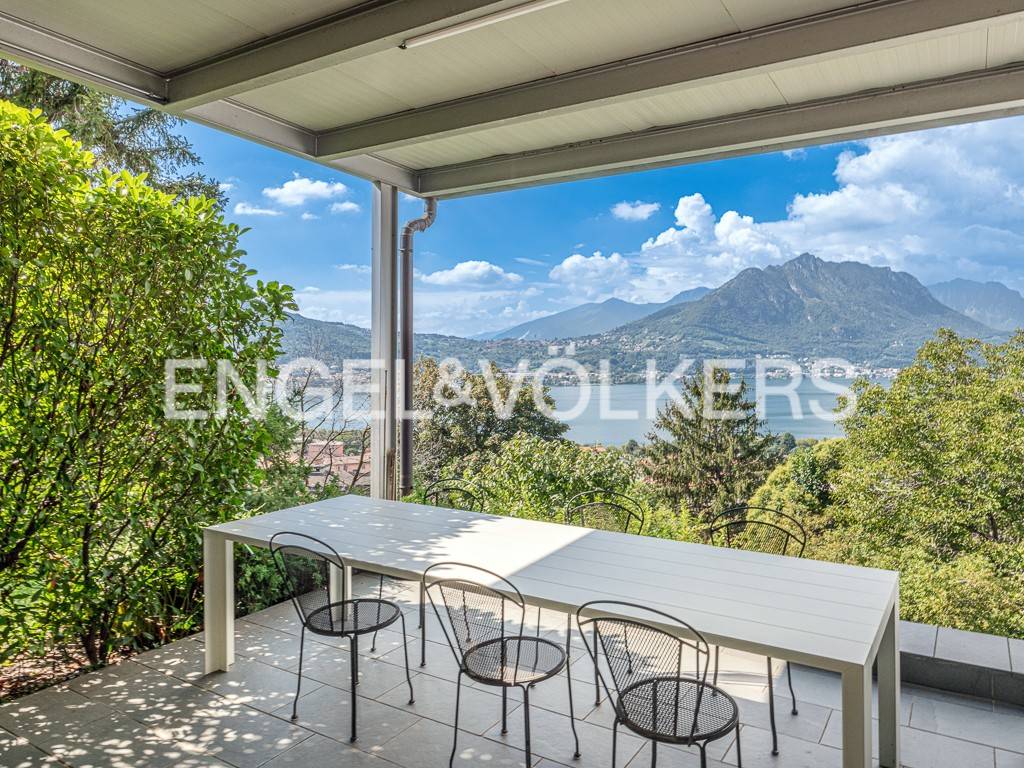 4 bedrooms Villa in Lecco, Italy No. 310946