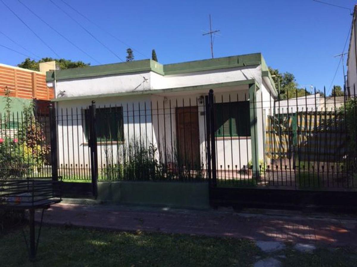Casa de 3 dormitorios en Almirante Brown, Argentina No. 82590
