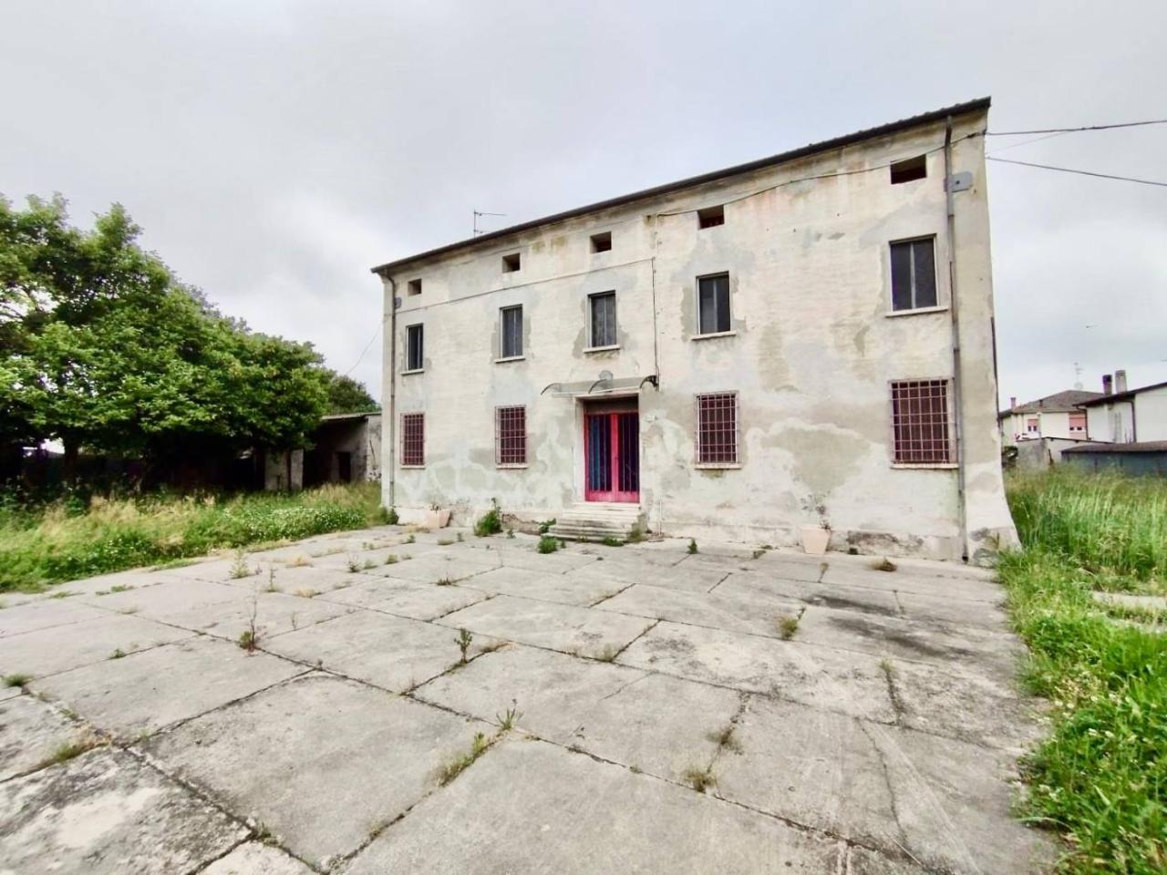 8 rooms Villa in San Benedetto Po, Italy No. 108382