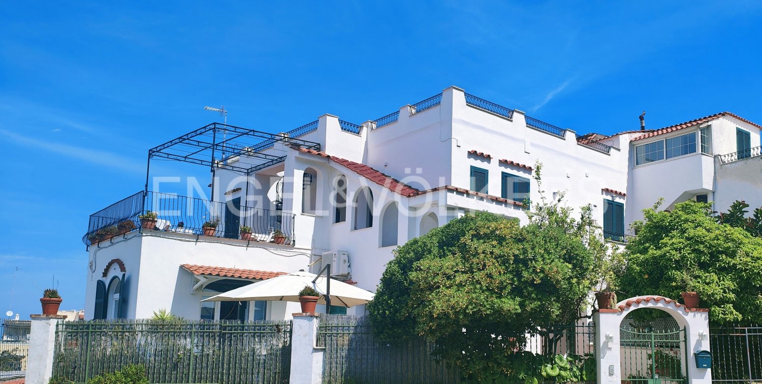 5 bedrooms Building in Casamicciola Terme, Italy No. 63248