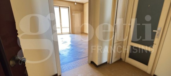 3 rooms Apartment in Turin, Italy No. 271683 4