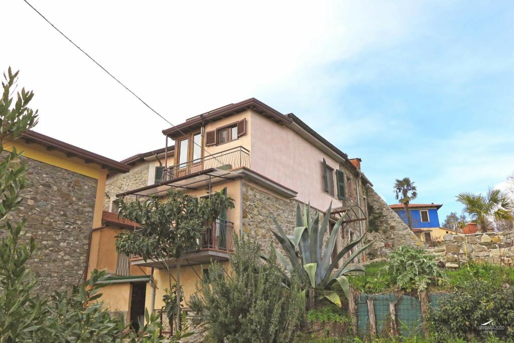 2 bedrooms Castles in Bagnone, Italy No. 77630