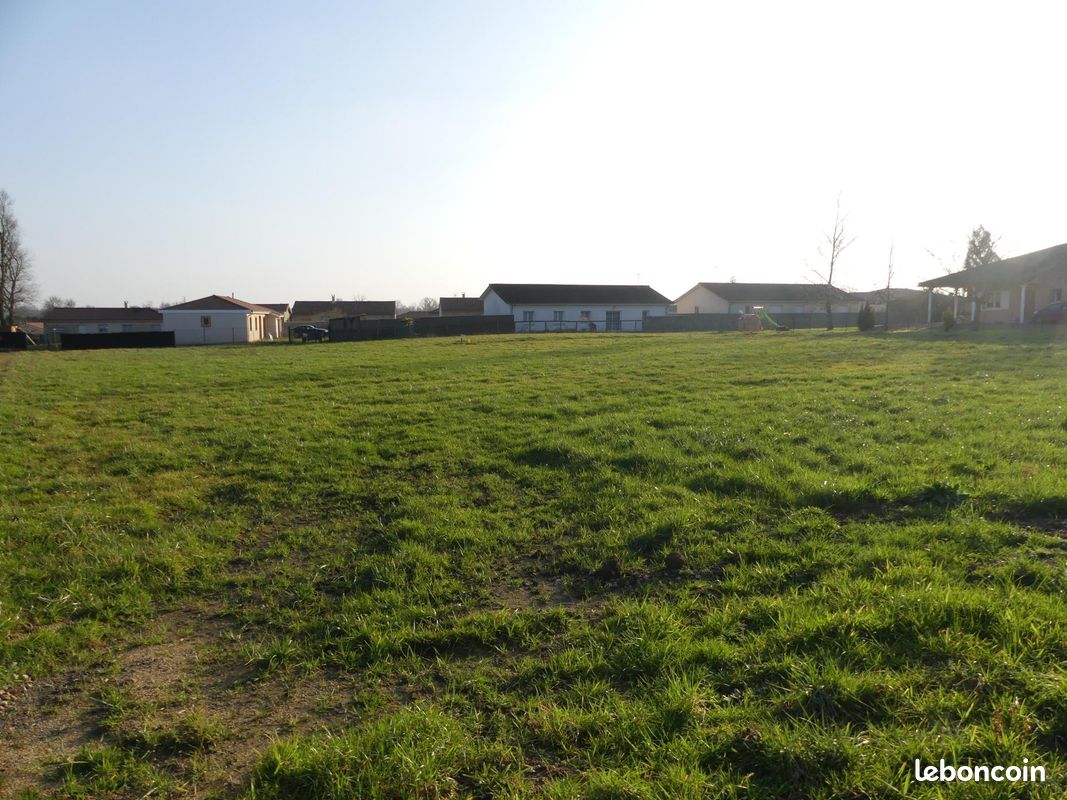 1152m² Land in Pont-de-Vaux, France No. 208699