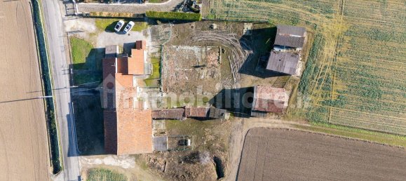 5 bedrooms House in Sanguinetto, Italy No. 107623 5