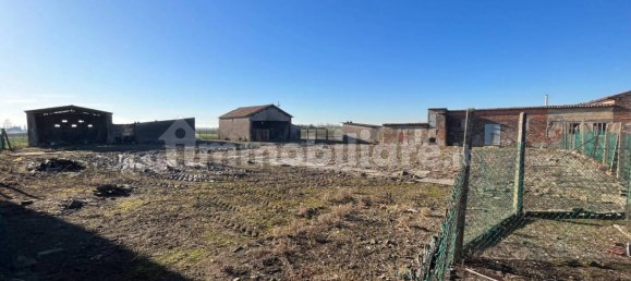 5 bedrooms House in Sanguinetto, Italy No. 107623 10