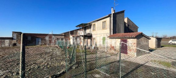 5 bedrooms House in Sanguinetto, Italy No. 107623 8