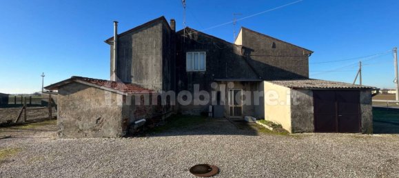 5 bedrooms House in Sanguinetto, Italy No. 107623 7