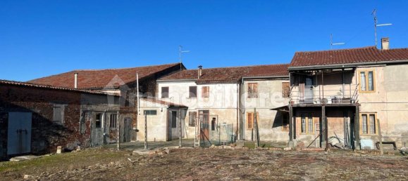 5 bedrooms House in Sanguinetto, Italy No. 107623 9