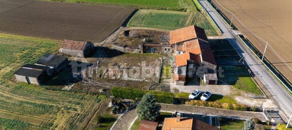 5 bedrooms House in Sanguinetto, Italy No. 107623 2