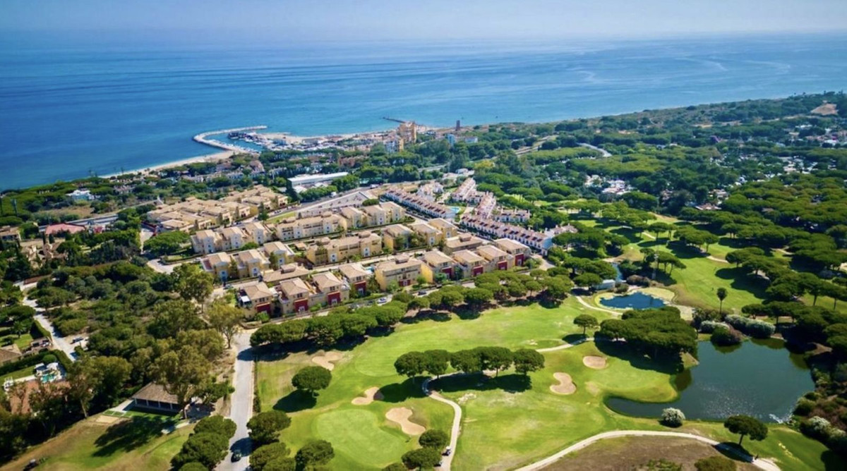 Apartamento de 3 dormitorios en Marbella, Spain No. 33746