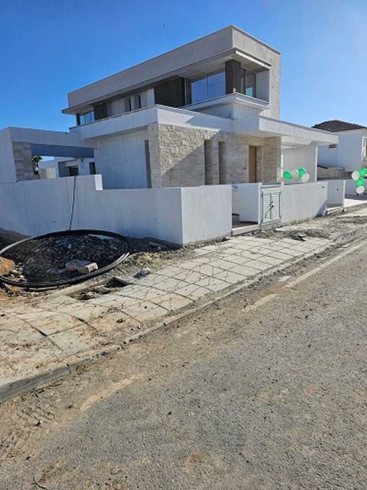 Propiedad comercial de 3 dormitorios en Larnaca, Cyprus No. 18959