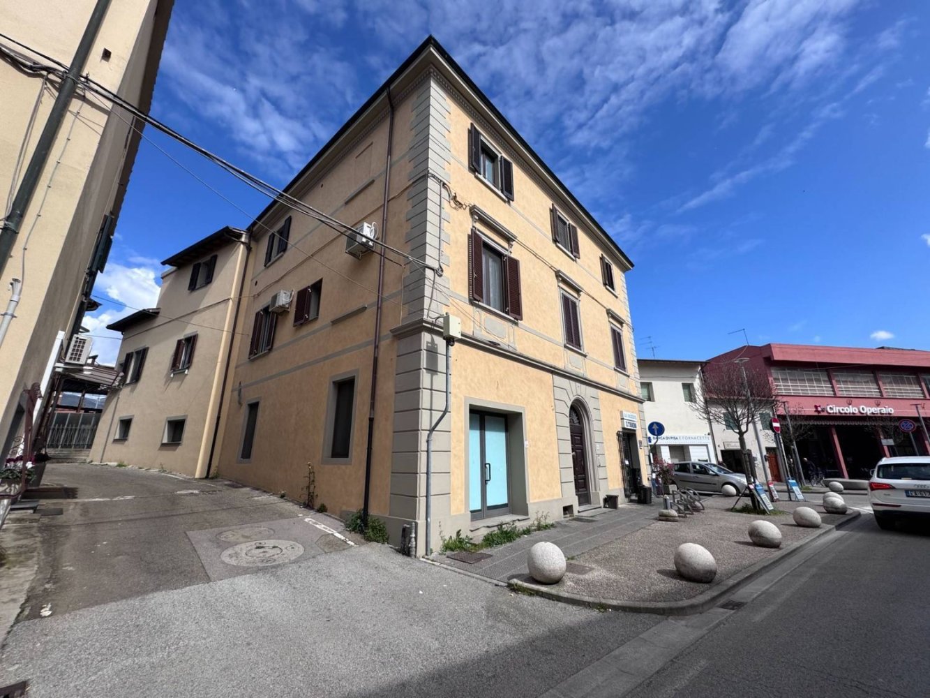 106m² Commercial property in Calcinaia, Italy No. 212436