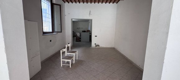 106m² Commercial property in Calcinaia, Italy No. 212436 4