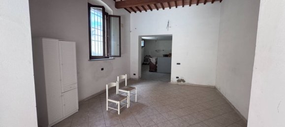106m² Commercial property in Calcinaia, Italy No. 212436 3