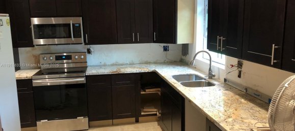3 dormitorios villa en venta en Miami, Miami-Dade, Florida, USA № 615805 2