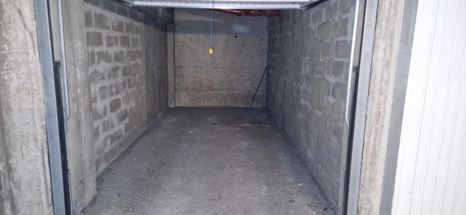  Parking in Paris, France No. 167881