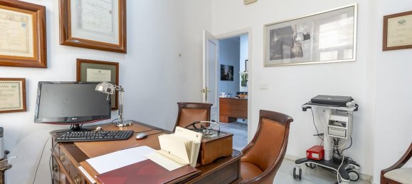 Apartamento de 4 dormitorios en Málaga, Spain No. 107881 10