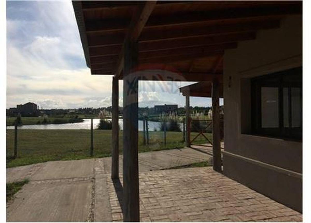 Casa de 3 dormitorios en Escobar, Argentina No. 82922