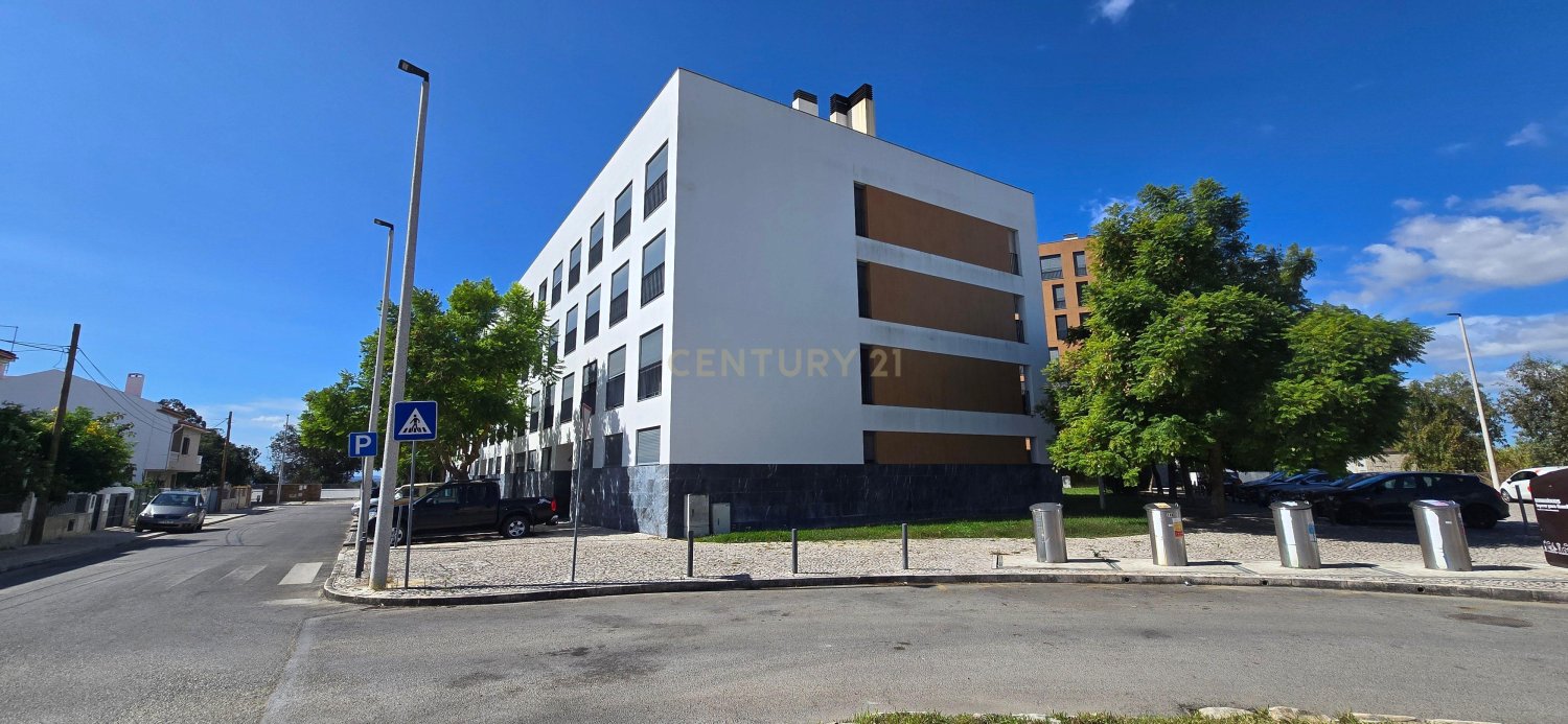 3 bedrooms Commercial property in Barreiro, Portugal No. 329837