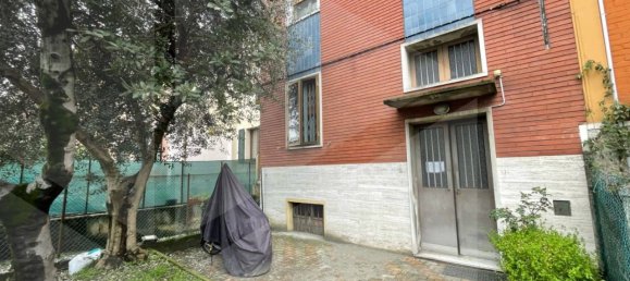 4 rooms Apartment in Bologna, Italy No. 195833 4