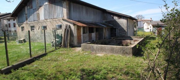 Дом с 6 комнатами в Удине, Италия № 111624 4