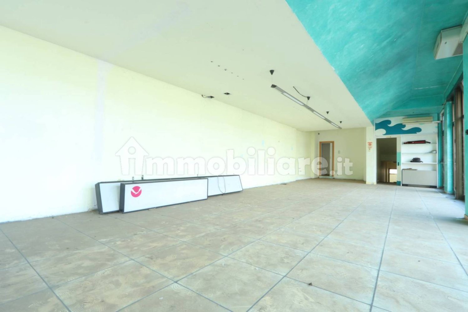 Коммерческая недвижимость с 3 комнатами в Виченца, Италия № 268129