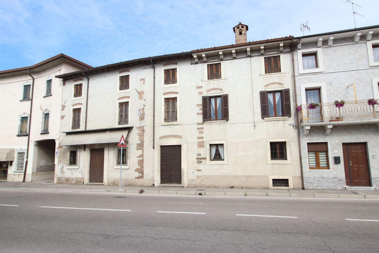 616m² Building in San Giovanni Lupatoto, Italy No. 106148