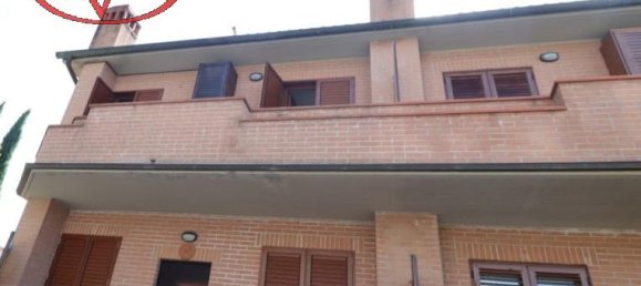 6 rooms House in Montevarchi, Italy No. 231851 2