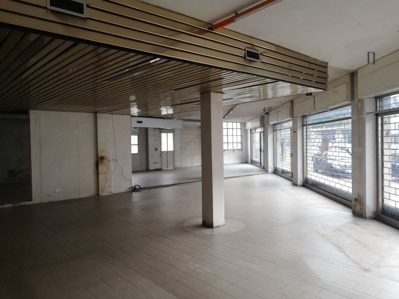 400m² Commercial property in Almè, Italy No. 338634