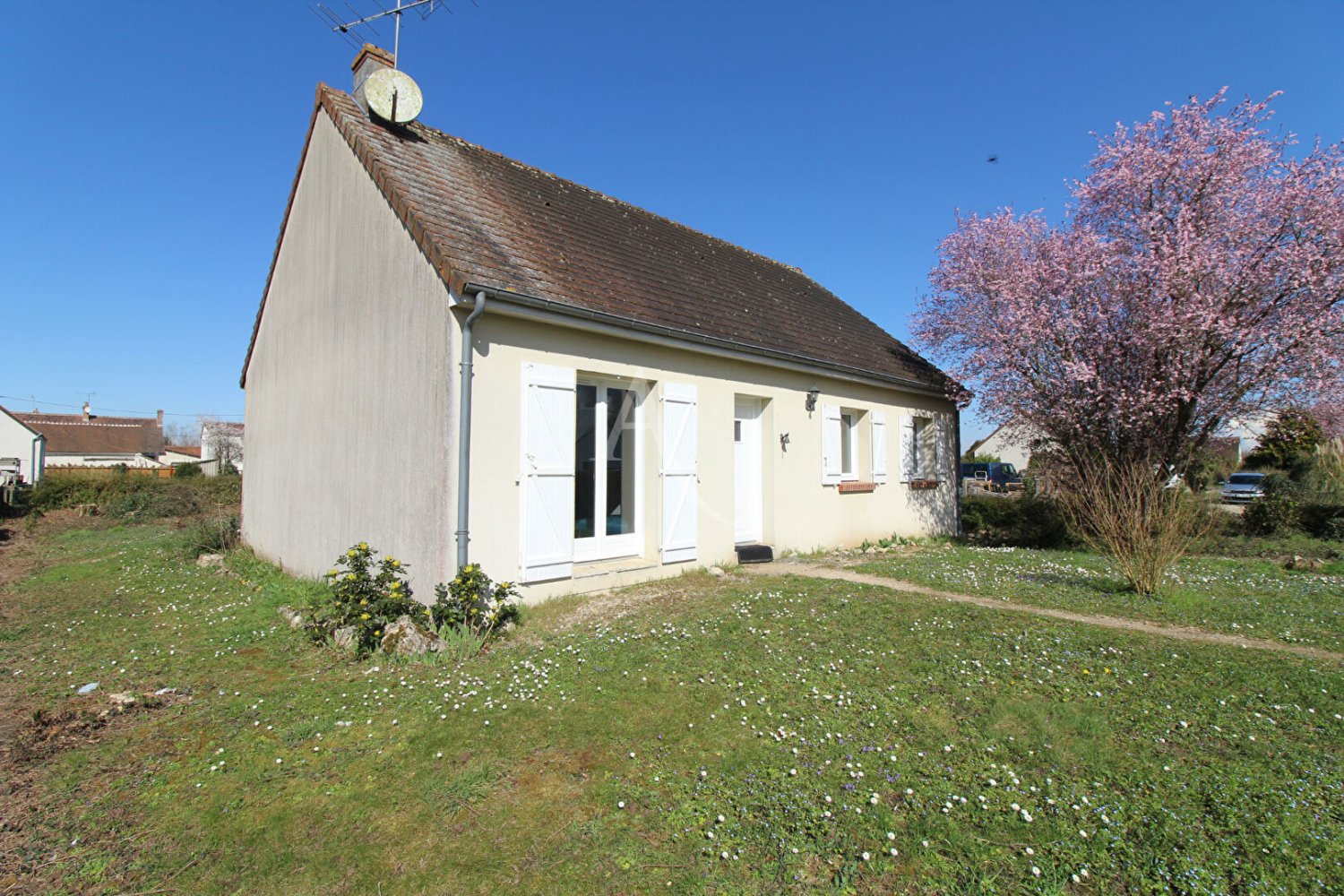 3 bedrooms House in Vineuil, France No. 47704