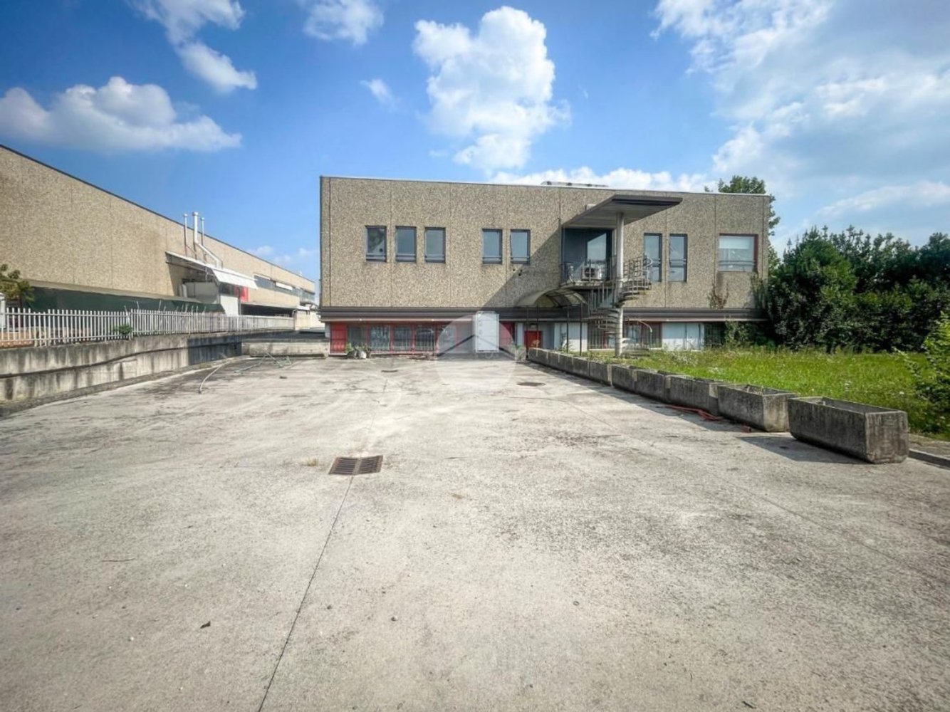 850m² Warehouse in Mazzano, Italy No. 392054