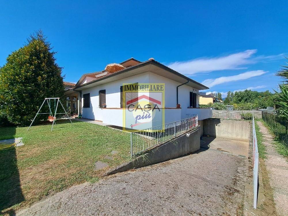 5 bedrooms Villa in Pisa, Italy No. 221649