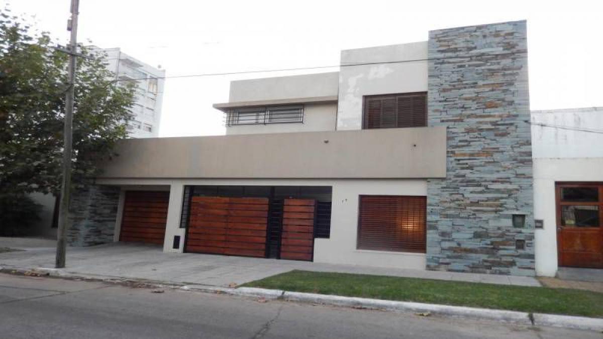 3 bedrooms House in Berazategui, Argentina No. 53291