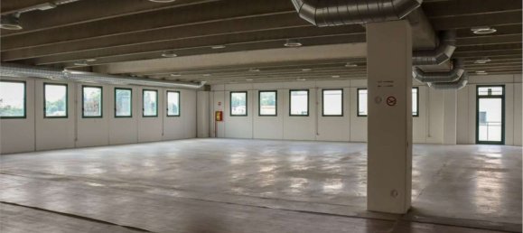490m² Warehouse in Cermenate, Italy No. 6462 2