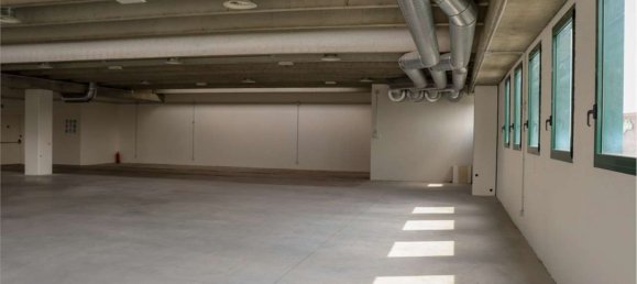 490m² Warehouse in Cermenate, Italy No. 6462 10