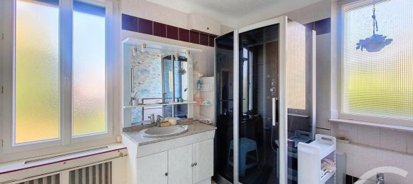 6 bedrooms House in Gannat, France No. 196074 9