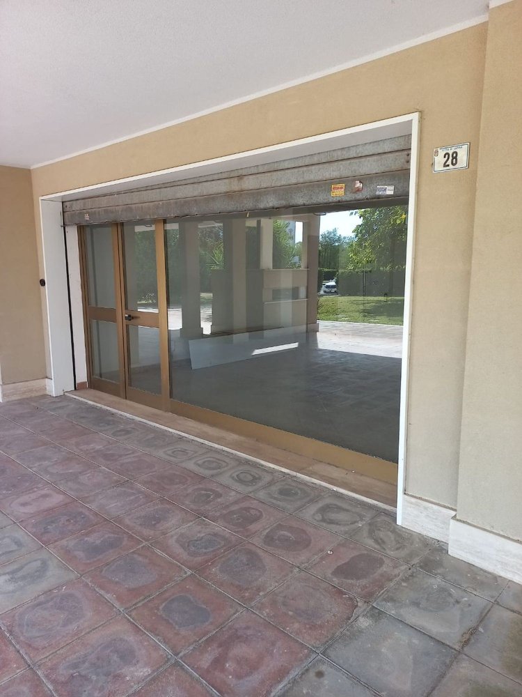 Коммерческая недвижимость 65м² в Латина, Италия № 334305