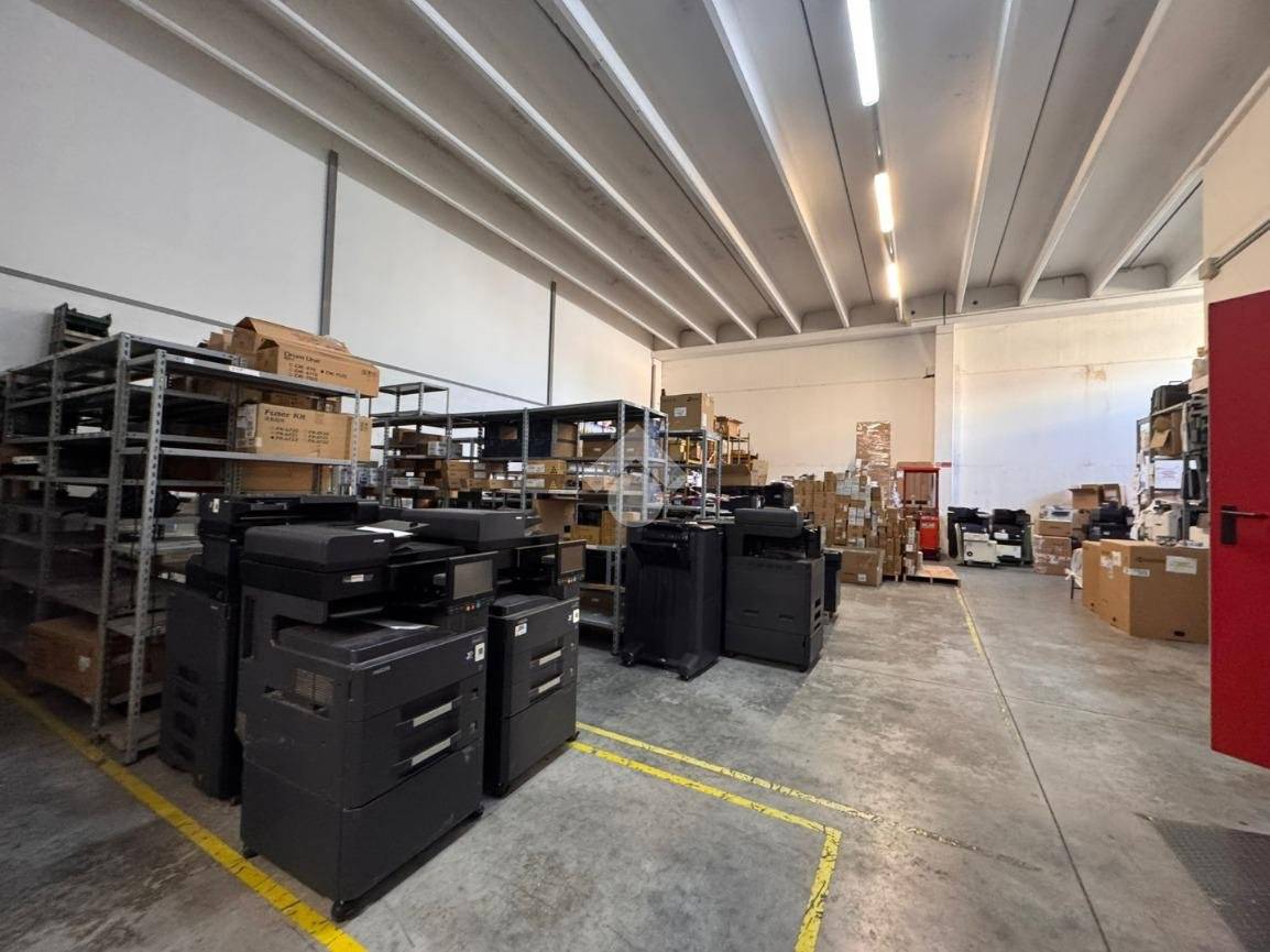  مستودع في Ponte San Nicolò, Italy 440متر مربع رقم 265834